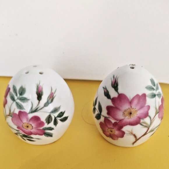 Vintage Sanford Bone China Egg Shaped Salt & Pepper shaker set 1960's - Picture 1 of 12
